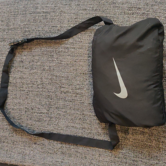 Nike lightweight, black packable running top with hood XL - Picture 9 of 11